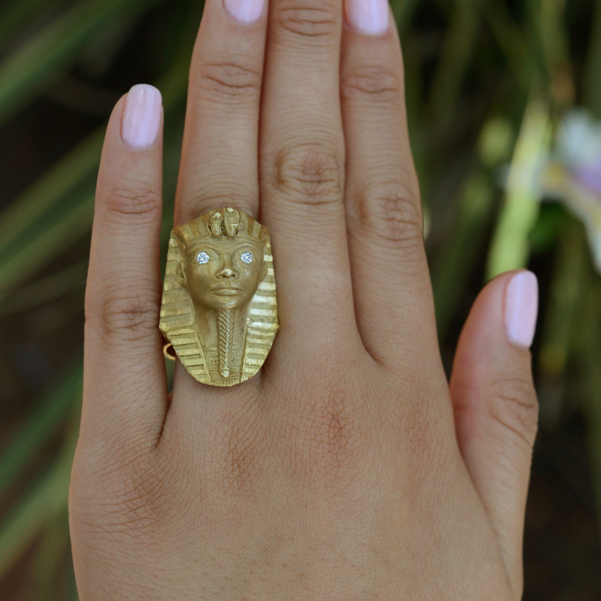Classic King Tut 18K Gold Ring From Robert Mitchum Estate