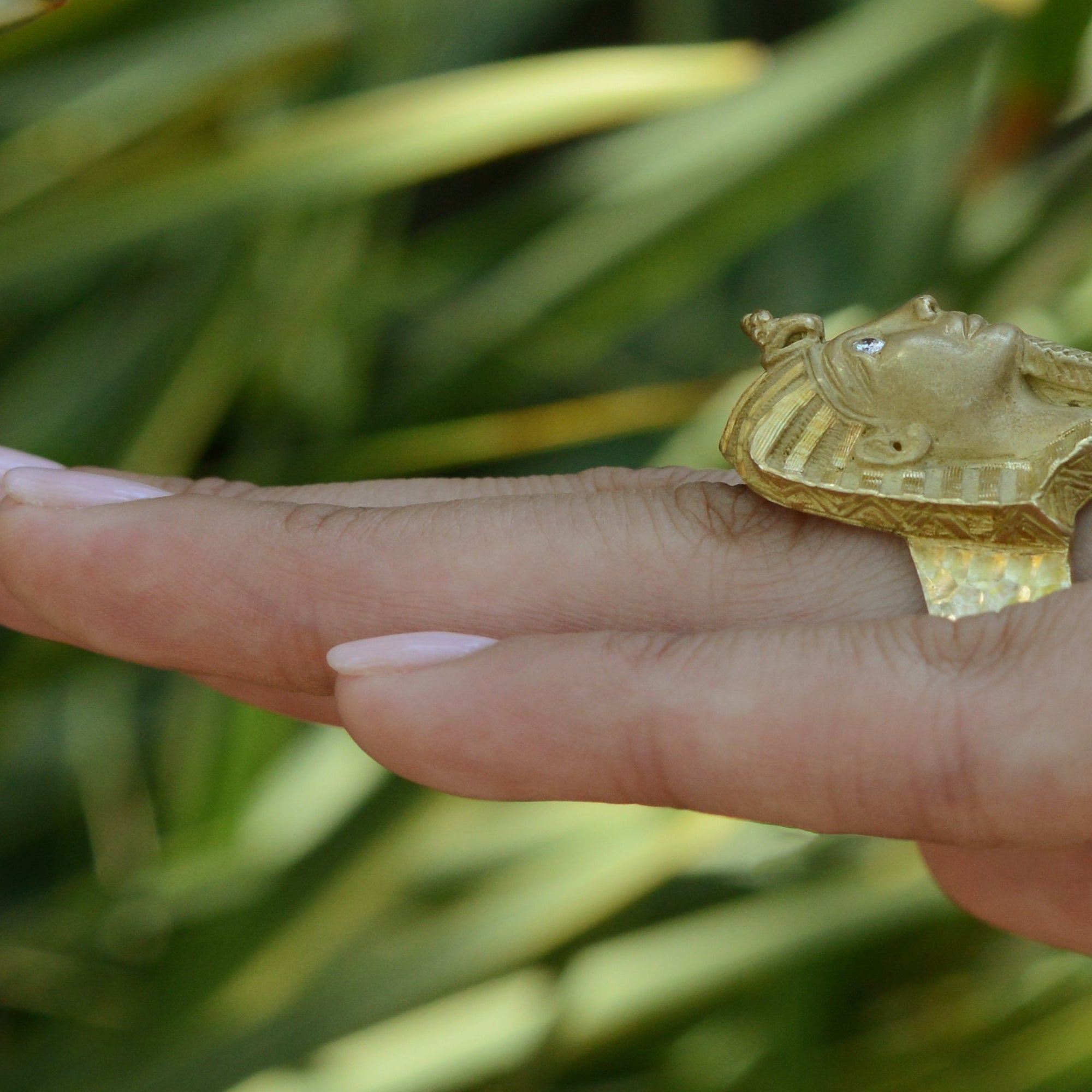 Classic King Tut 18K Gold Ring From Robert Mitchum Estate