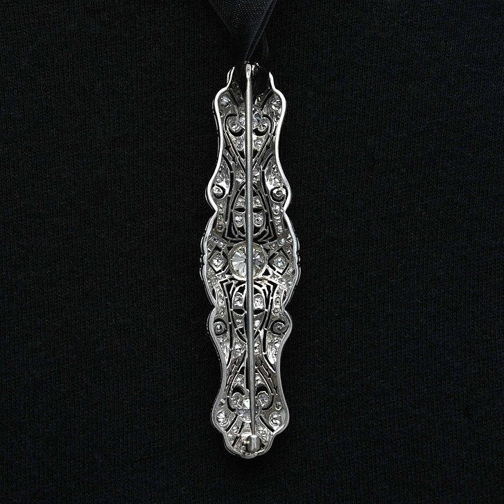 An antique Edwardian diamonds brooch.