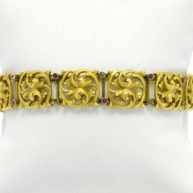 This Art Nouveau gold link bracelet displays an exquisite floral scroll motif.