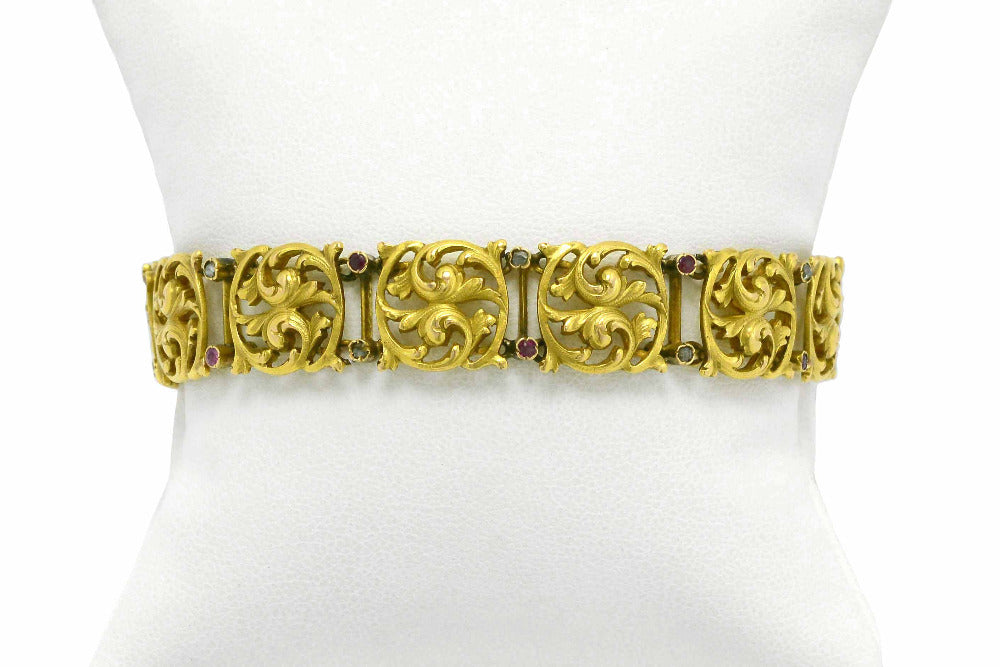 This Art Nouveau gold link bracelet displays an exquisite floral scroll motif.