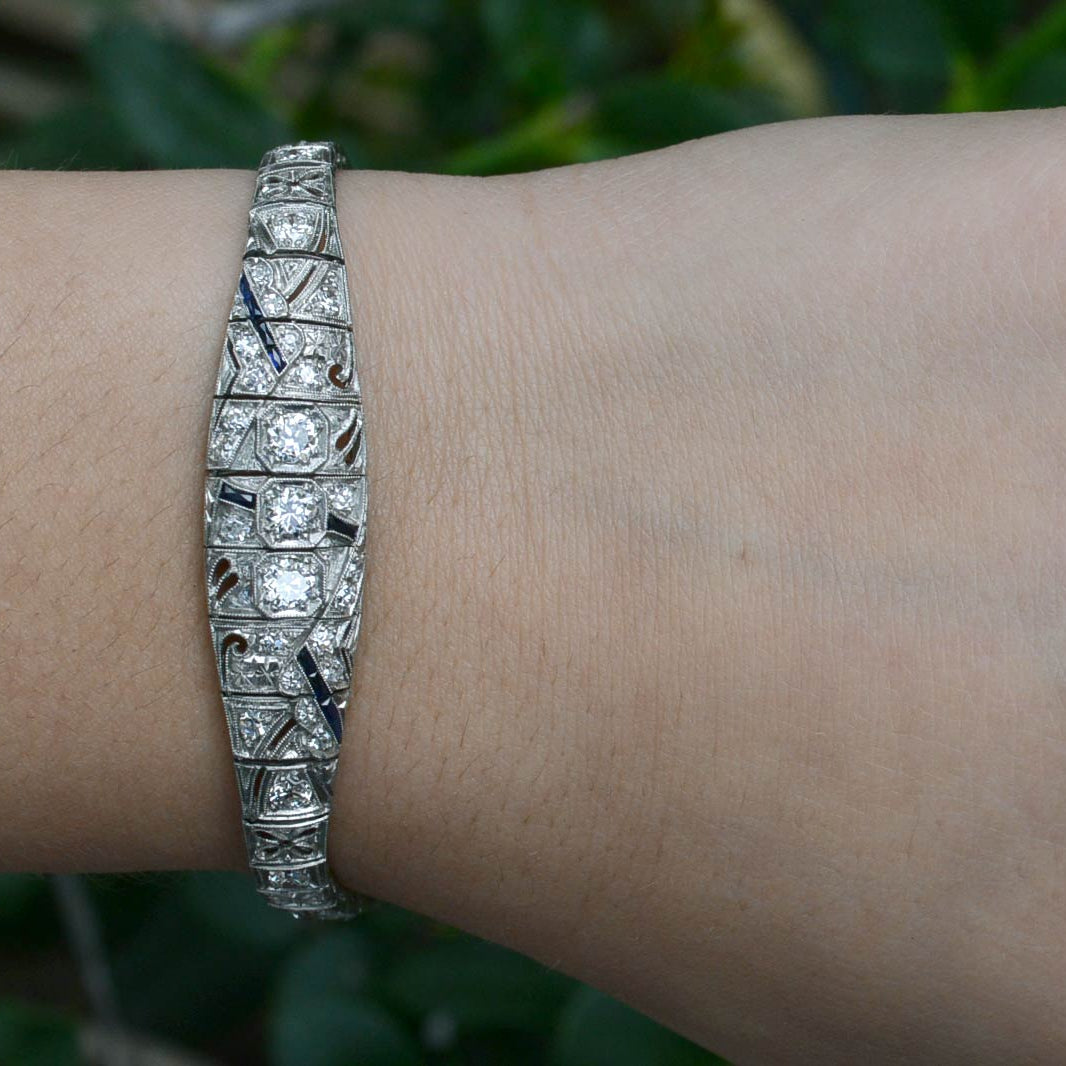 A flowers and geometric filigree decorated Art Deco antique platinum bracelet.