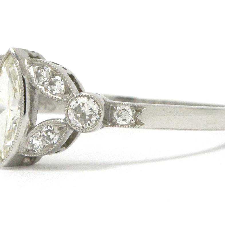 A leaf design accents the center diamond.