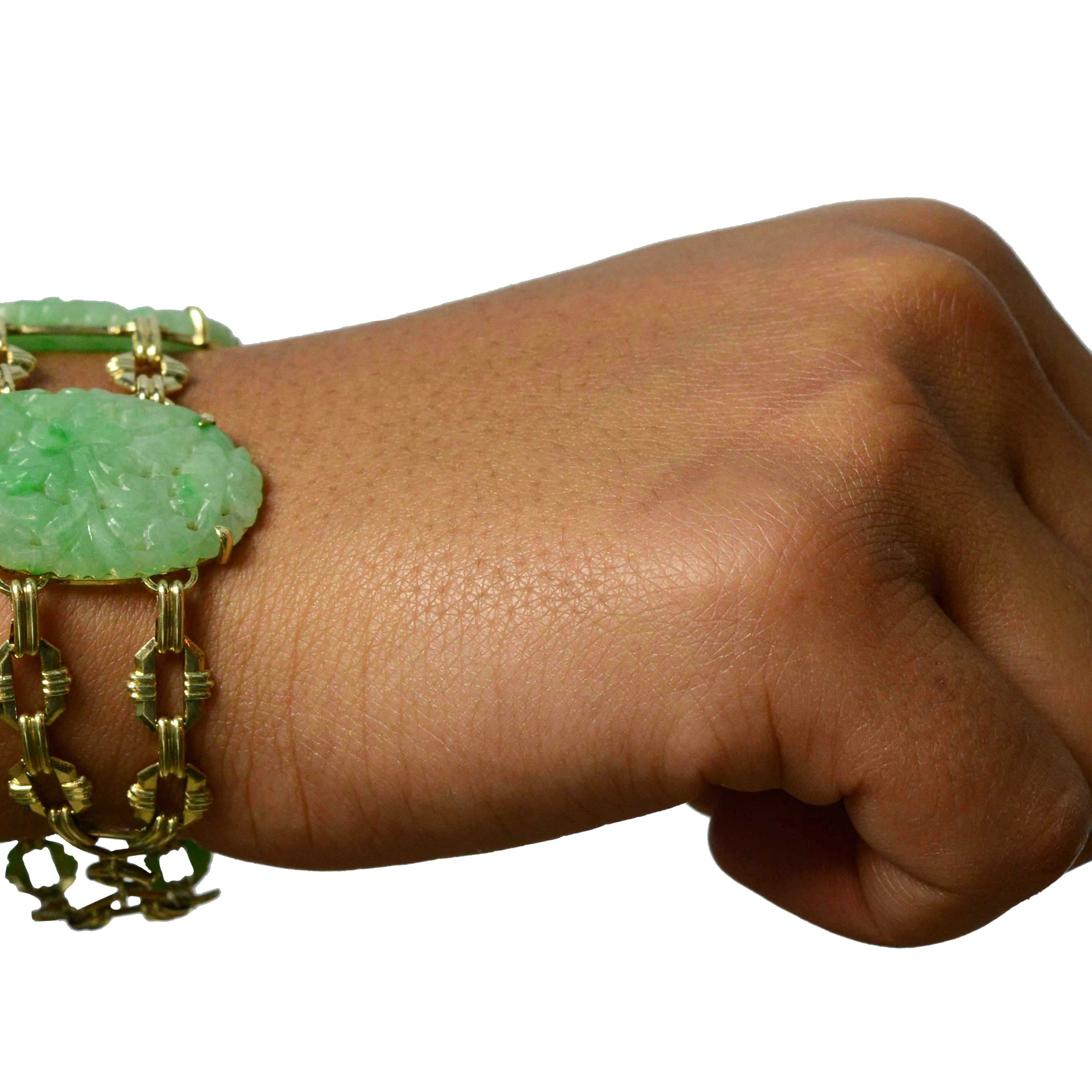 A collectible, 3 oval carved jade links bracelet.