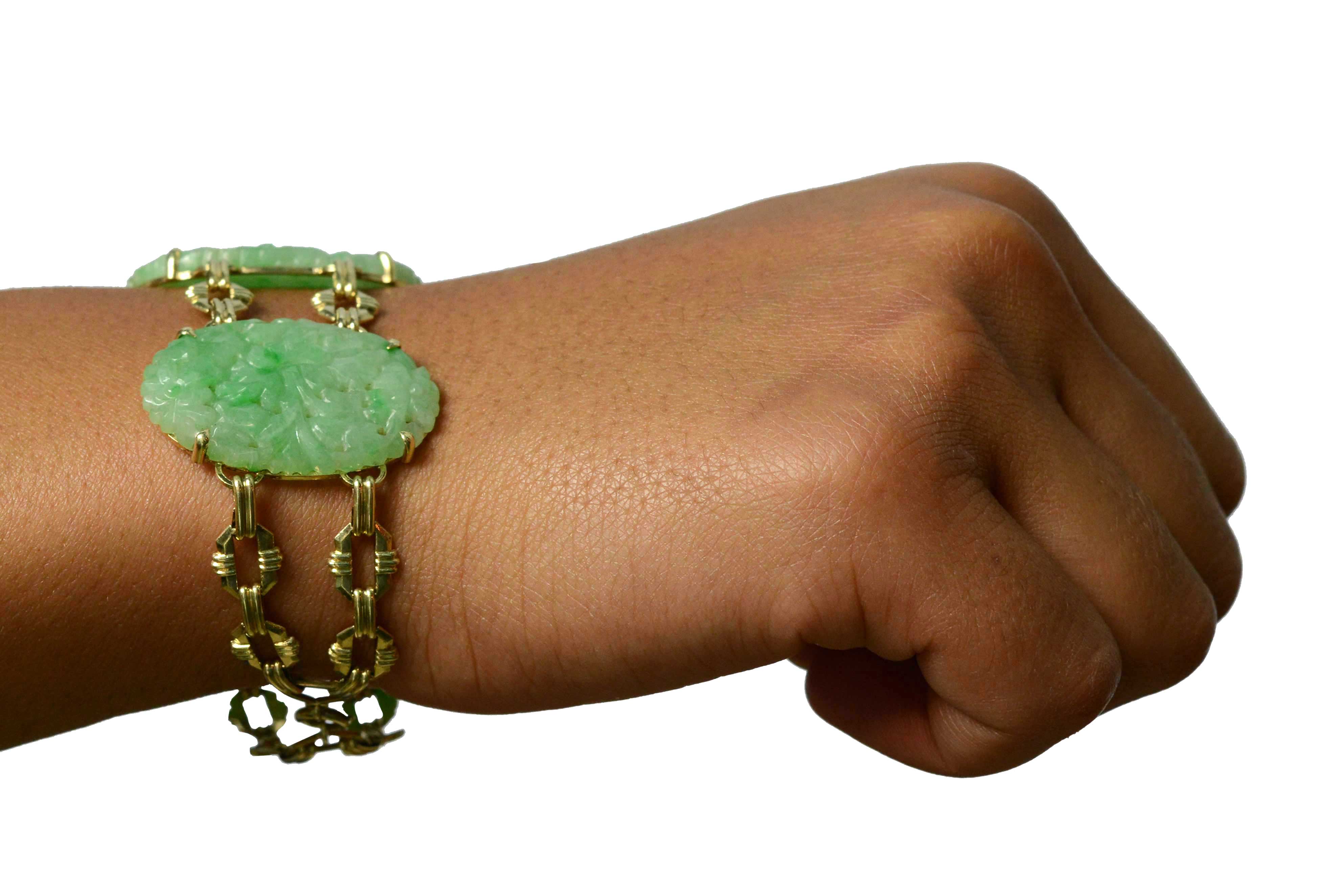 A collectible, 3 oval carved jade links bracelet.