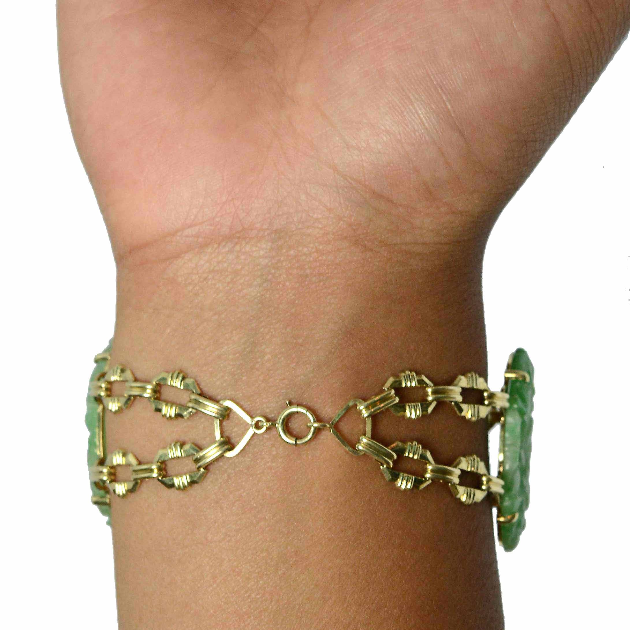 A spring ring, loop 14k gold fastened Art Deco jade bracelet.