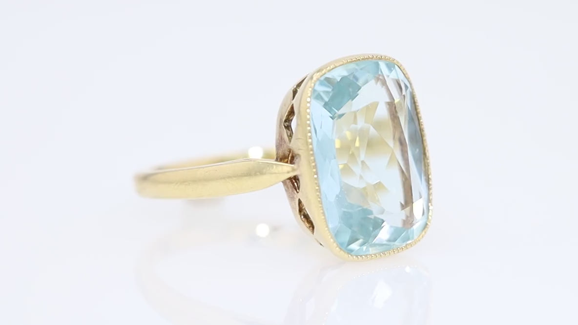 French Retro 4.04 Carat Aquamarine 18 Karat Gold Ring