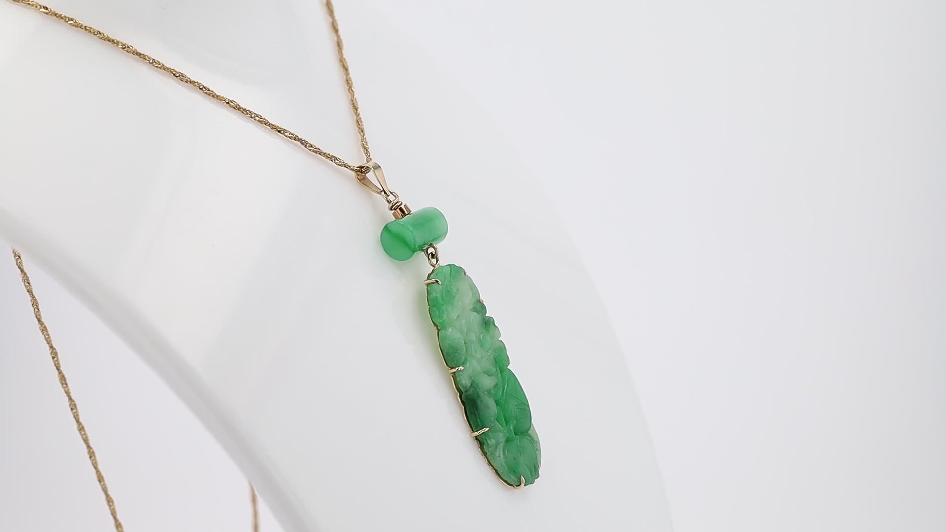 Art Deco Carved Jadeite Lavalieré Pendant Necklace