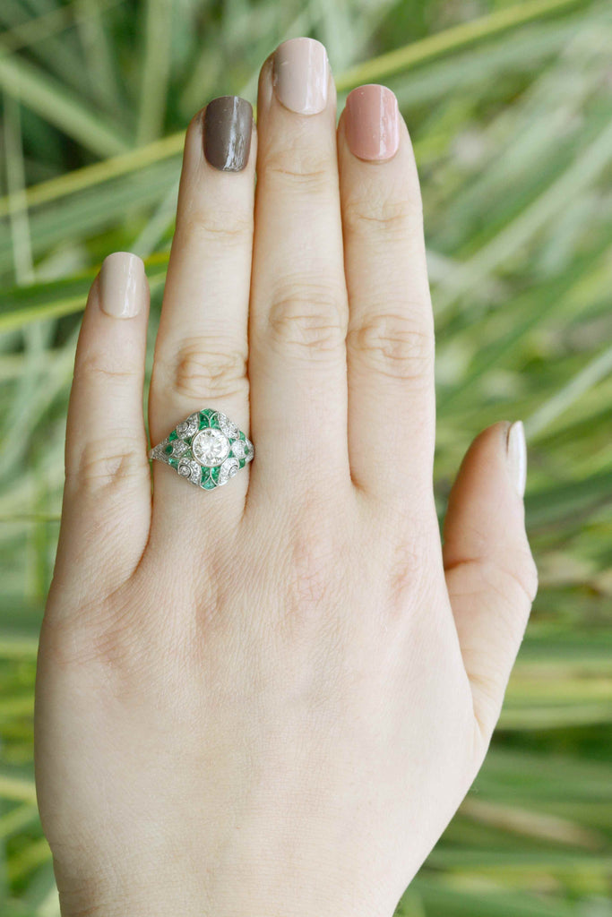 An N color with Vs2 clarity diamond is set in this stunning emerald ring.